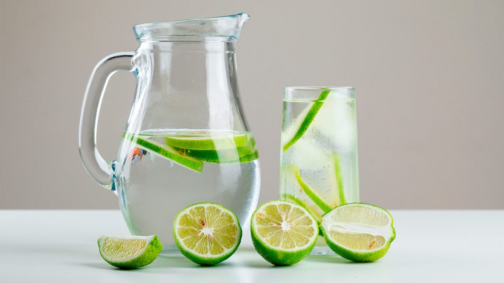 Agua con limón: conoce los beneficios y mitos de tomarla cada mañana